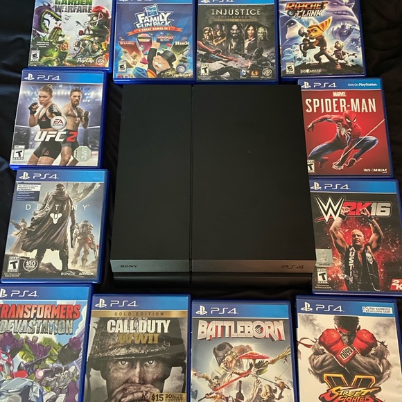 PlayStation 4 Console 500 GB (PS4) w/ Games controllers and charging dock